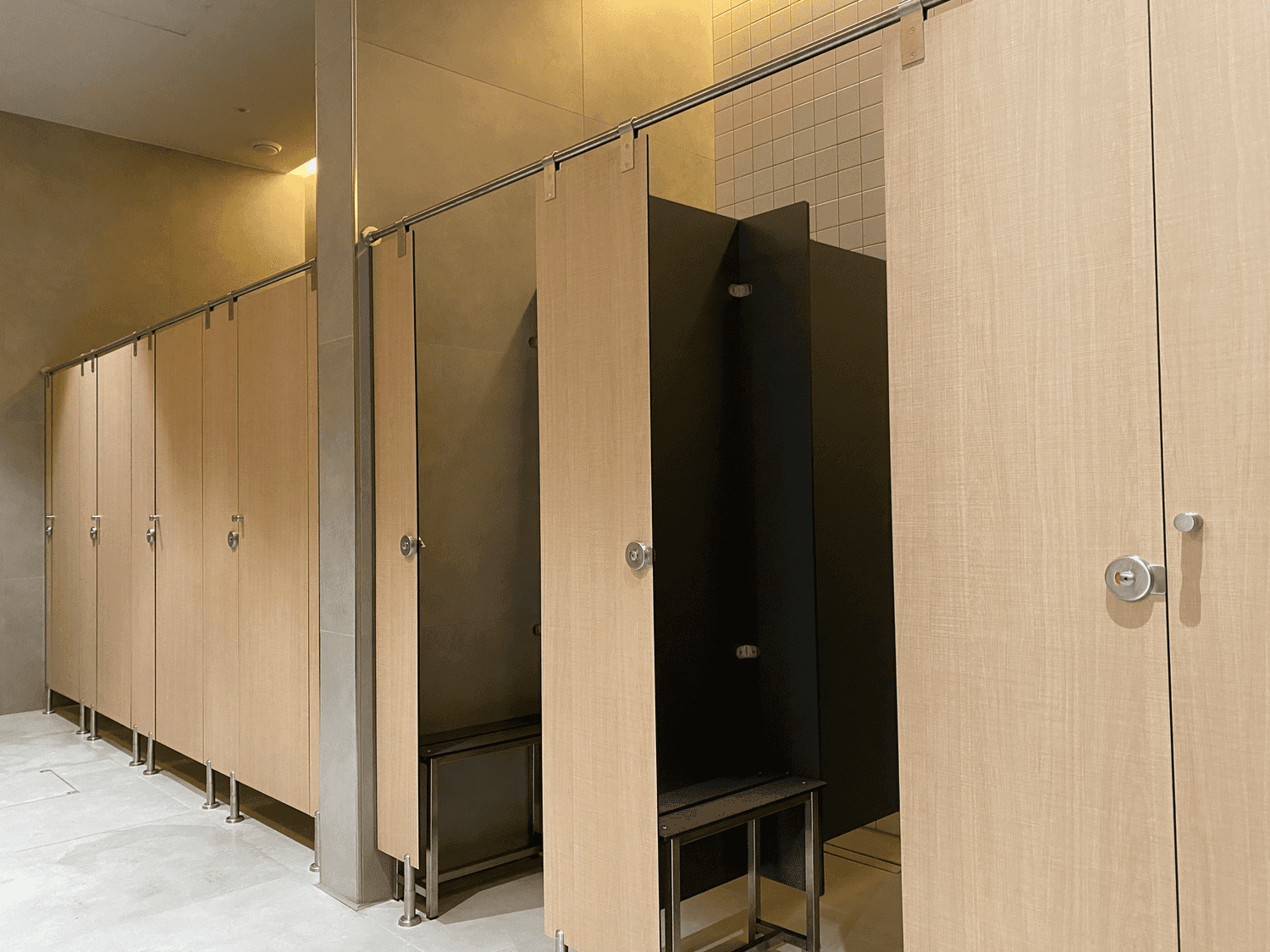 Ensemble 2 cabines (2*950) avec une façade à deux portes et une cloison de séparation