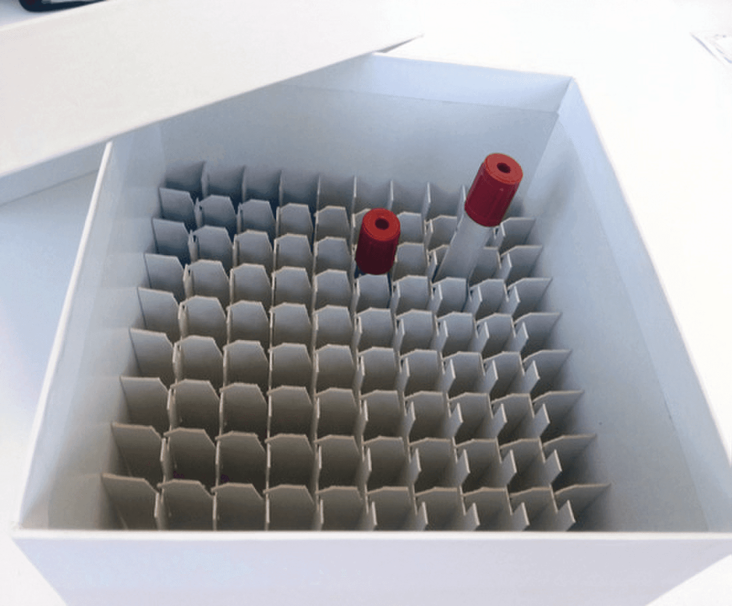 Cryoboîte en carton blanc pour 100 tubes à prélèvement de 7ml