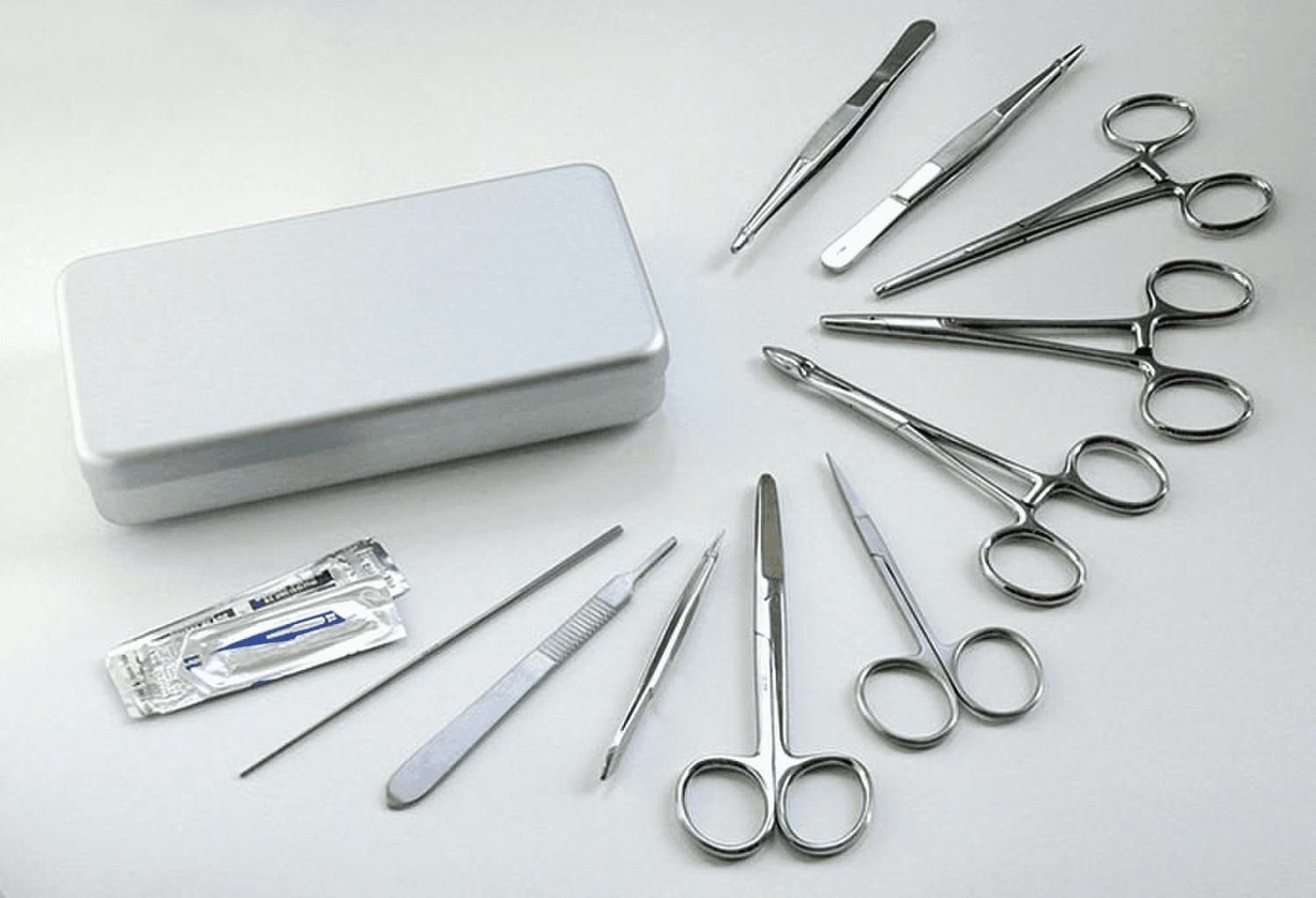 Boîte petite chirurgie en aluminium 180x90x30mm contenant 11 instruments en acier inox