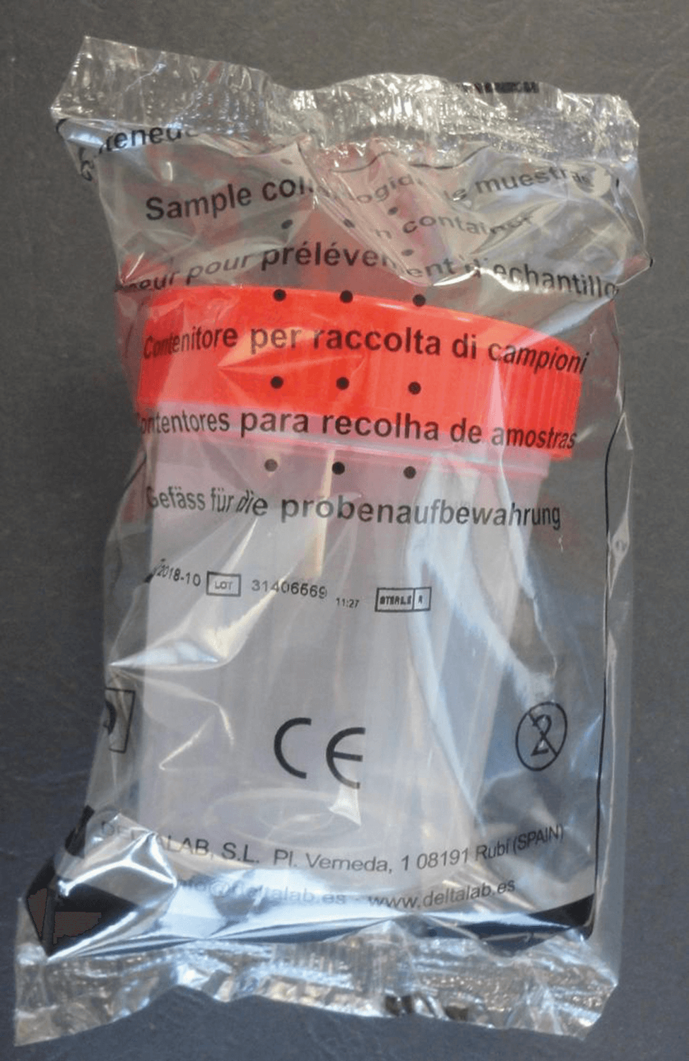 Flacon 120ml en polypropylène gradué cape à vis rouge stérile emballage unitaire
