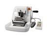 Microtome rotatif automatique, livré avec pédale, télécommande, pince a échantillon, pince à cassette, porte-lame profil haut, porte-lame profil bas et pinceau brosse
