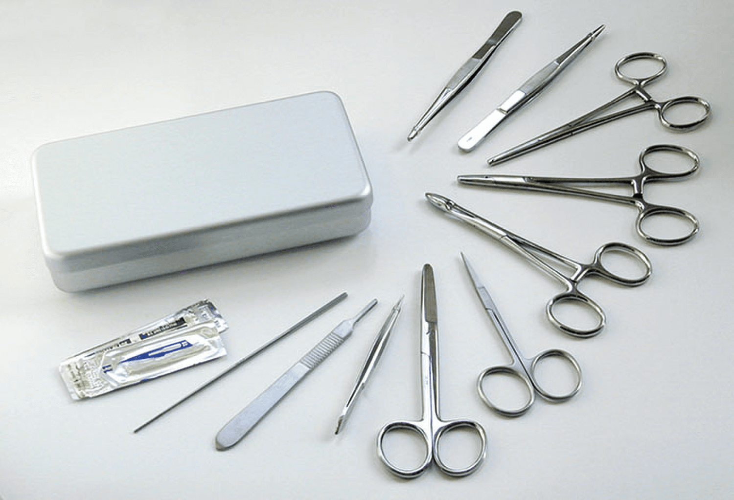 Boîte petite chirurgie en aluminium 180x90x30mm contenant 11 instruments en acier inox
