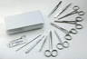 Boîte petite chirurgie en aluminium 180x90x30mm contenant 11 instruments en acier inox