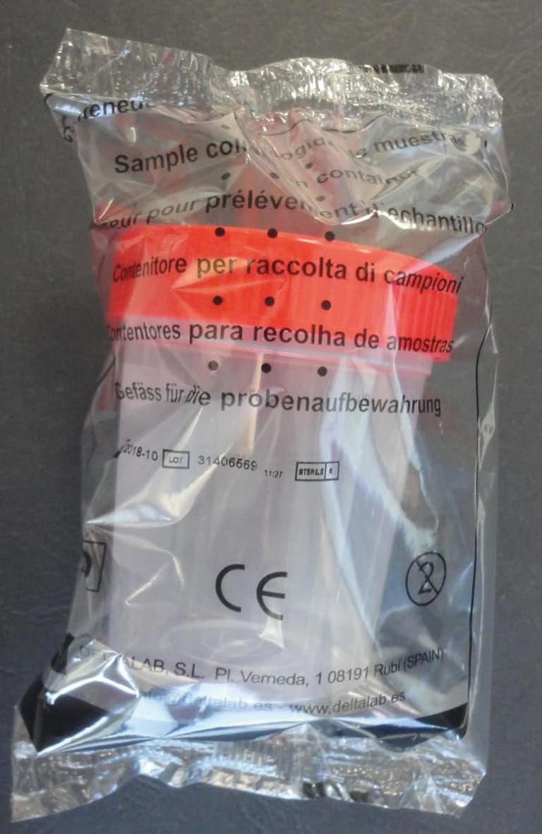Flacon 120ml en polypropylène gradué cape à vis rouge stérile emballage unitaire