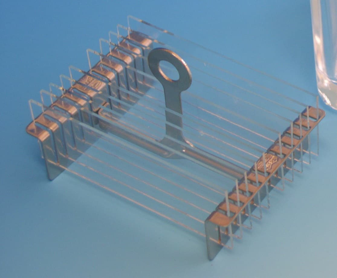 Portoir en acier inox pour cuve à coloration en verre réf. CUVERCOUV, capacité 10 lames
