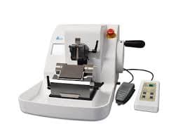 Microtome rotatif automatique, livré avec pédale, télécommande, pince a échantillon, pince à cassette, porte-lame profil haut, porte-lame profil bas et pinceau brosse