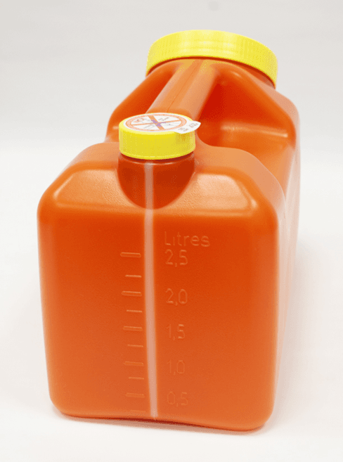 Flacon 2,5L pour urine 24h en polyéthylène marron gradué double ouverture prise pour tube sous vide avec canule, niveau de remplissage et poignée, format jerrycan