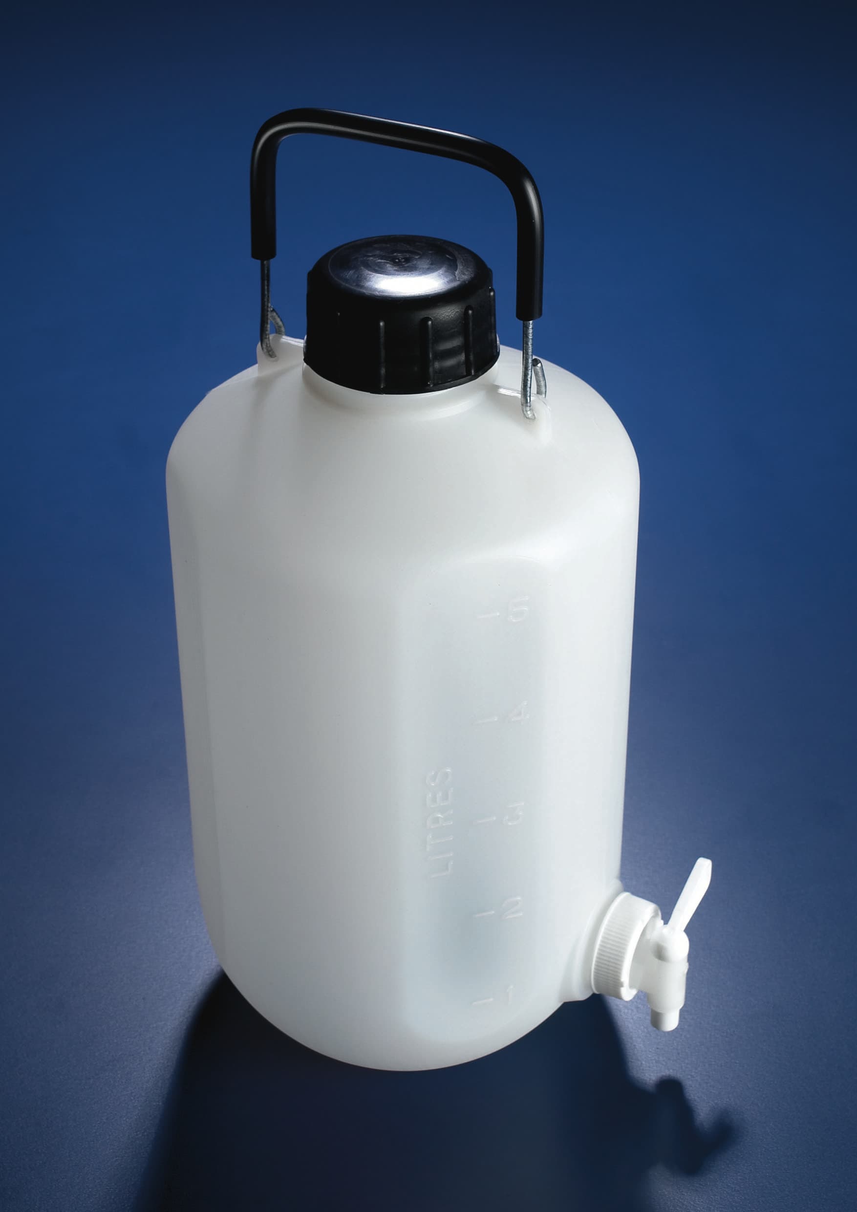 Bonbonne en polyéthylène hexagonale col étroit, avec robinet